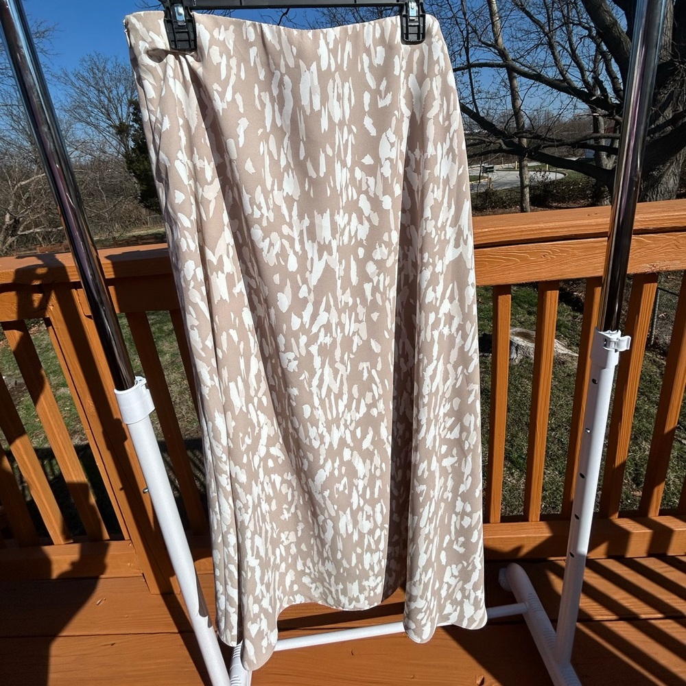 XL Vince Camuto Beige and White Abstract Print Midi Skirt - Picture 2 of 6